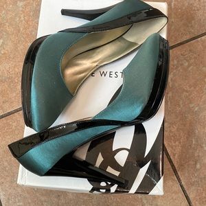 Nine West “Caprinia” platform heel. Teal Green satin w/ black patent trim. Sz 8.